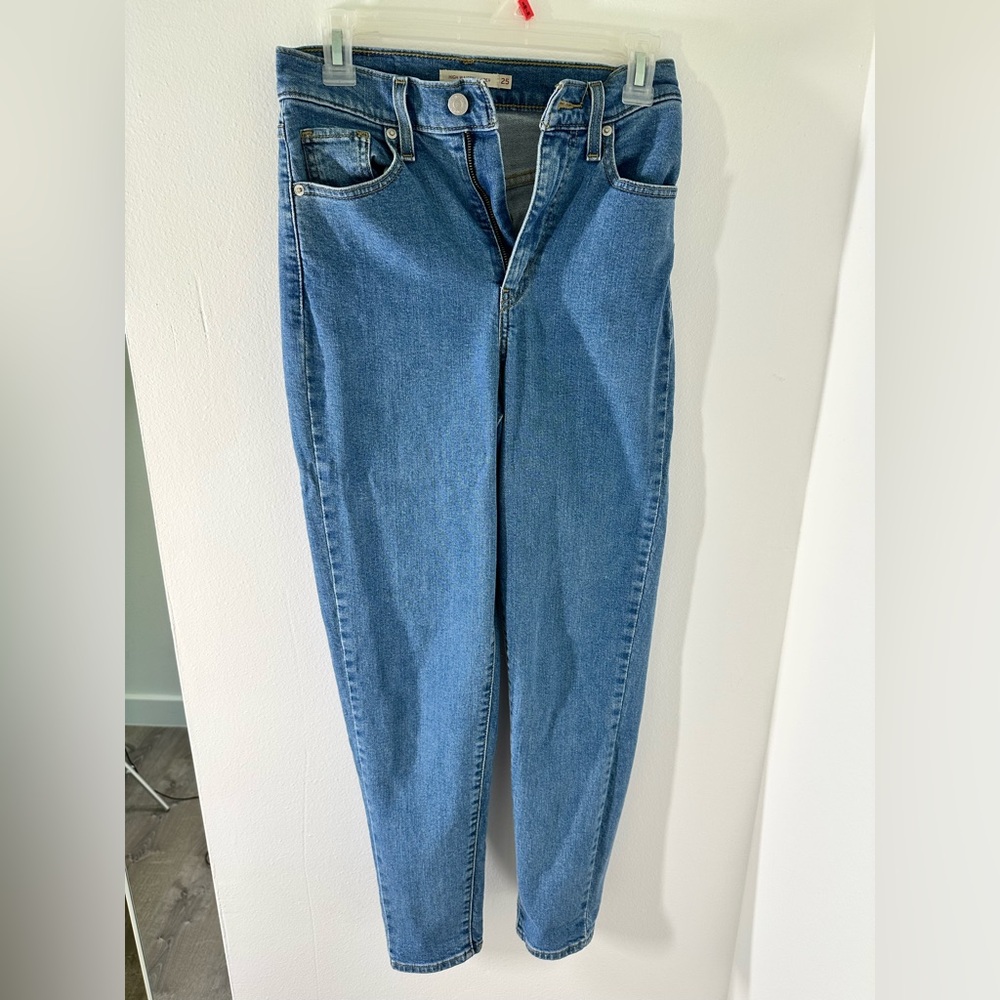 Levi’s High Wasted Tapered jeans